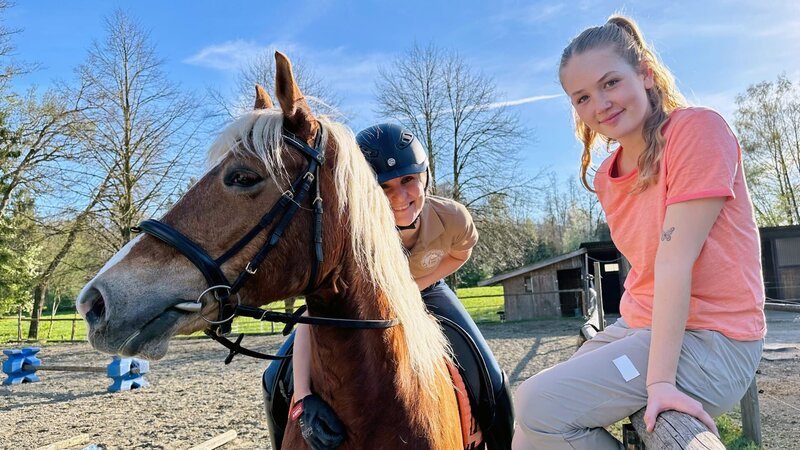 Nina (rechts) ist begeistert, wie schnell Denise mit Welsh Cob Stute Mirielle durch den Geschicklichkeitsparcours geritten ist. (Denise Biedermann, Nina Ploghaus). – Bild: BR/​Text und Bild Medienproduktion GmbH & Co. KG/​Katharina Brackmann