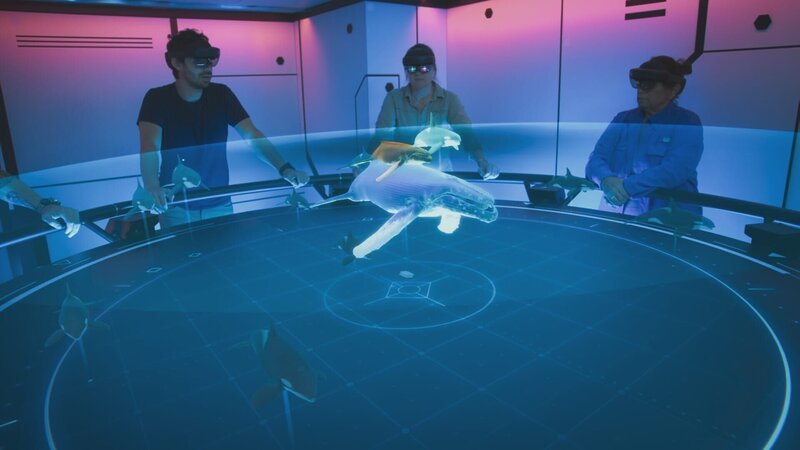 Eric Stackpole, Kerri Seger und Mithriel Mackay analysieren im Hololab die Orca-Tag-Aufnahmen von dem Raubüberfall, um ihre Jagdstrategie zu verstehen. (National Geographic) – Bild: National Geographic / National Geographic Eric Stackpole, Kerri Seger und Mithriel Mackay analysieren im Hololab die Orca-Tag-Aufnahmen von dem Raubüberfall, um ihre Jagdstrategie zu verstehen. (National Geographic) – Bild: National Geographic / National Geographic