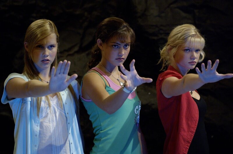 Emma (Claire Holt), Cleo (Phoebe Tonkin) und Rikki (Cariba Heine) sind Meerjungfrauen und haben magische Kräfte. – Bild: ZDF/​Jasin Boland
