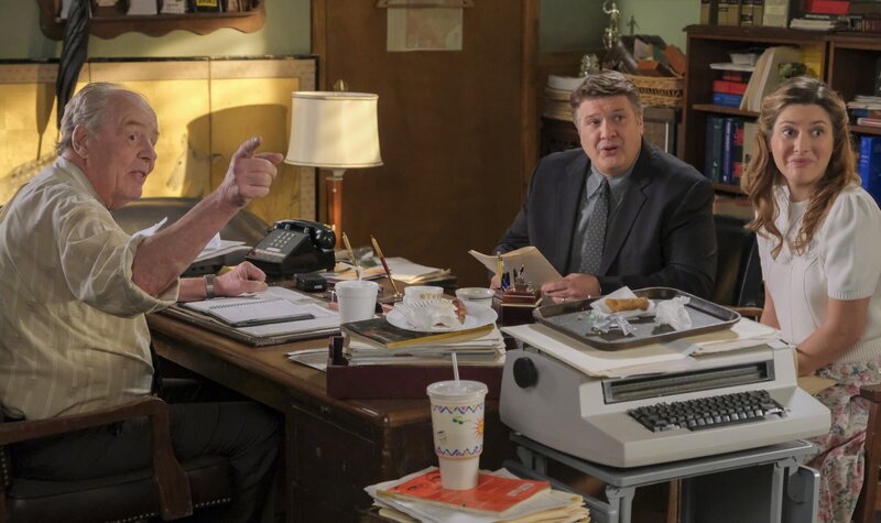 (v.l.n.r.) Leslie Vance (Jeff Doucette); George Cooper sen. (Lance Barber); Mary Cooper (Zoe Perry) – Bild: Warner Bros. Entertainment Inc. All Rights Reserved. /​ Adam Rose