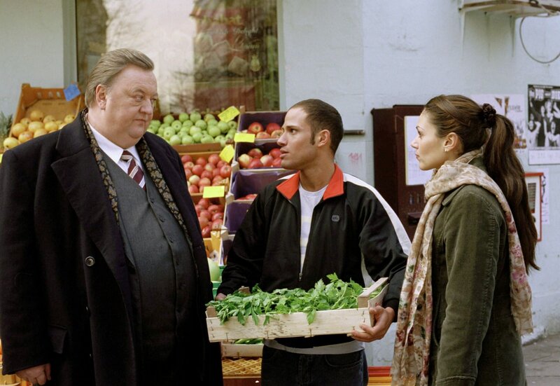 Yasmins Bruder Davut (Fatih Alas, M.) hat geklaut. Yasmin (Burcu Dal, r.) bittet Gregor Ehrenberg (Dieter Pfaff, l.), ihrem Bruder zu helfen. – Bild: HR/​ARD/​Marion von der Mehden