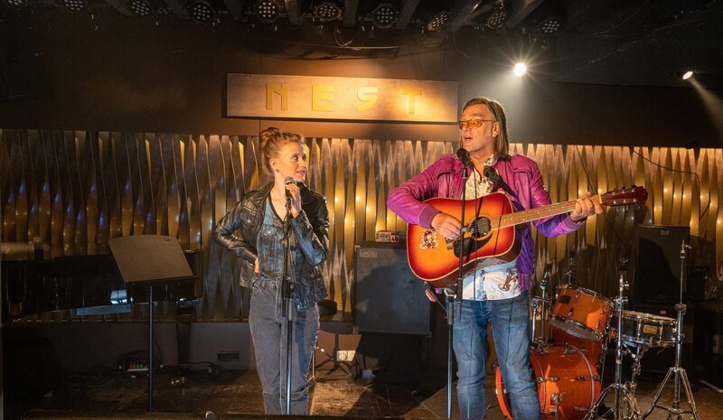 Applaus für Schrotti (Michael Gaedt) und seine Wahl-Tochter Sam Fitz (Camille Dombrowsky)! Doch die Freude über den gemeinsamen Auftritt in der Stuttgarter Musikkneipe „Nest“ währt nicht lange, denn beide geraten kurze Zeit später im Mord an einem Musikproduzenten unter dringenden Tatverdacht. – Bild: ZDF