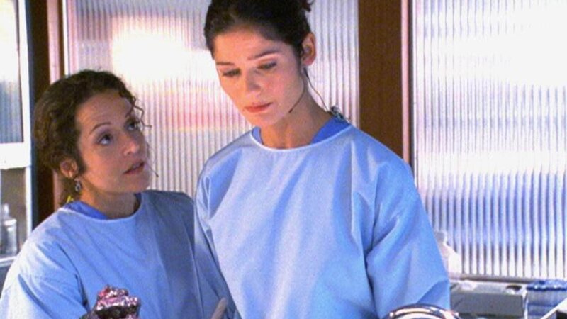 Trotz der Warnung ihrer Kollegin (Name nicht zu ermitteln, l.) übernimmt Jordan (Jill Hennessy) den Fall. Bei einem zweifelhaften Feuerwehr-Einsatz ist ihr bester Freund ums Leben gekommen. – Bild: RTL