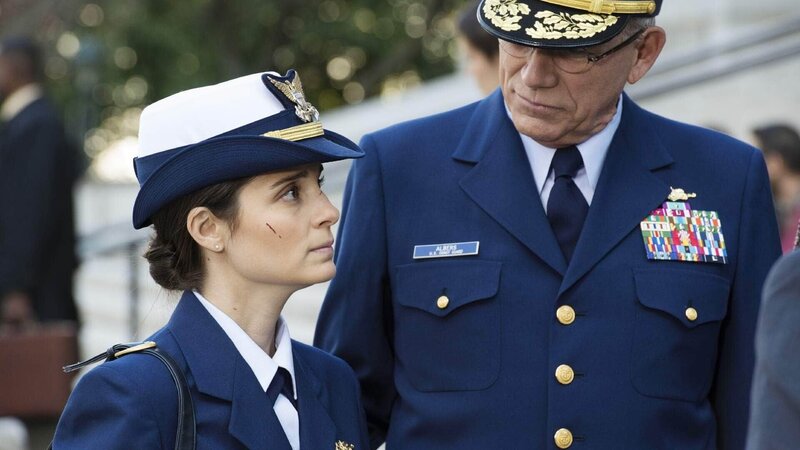 Die Offiziersanwärterin Amelia Albers (Shiri Appleby) wurde mehrmals brutal vergewaltigt. Sie gesteht, dass es sich bei den Tätern um drei ihrer Kollegen handelt. Doch der Laborbericht ergibt, dass sie von vier Männern vergewaltigt wurde. Warum verschweigt sie Admiral Vincent Albers (John Getz) und der SVU die Wahrheit? – Bild: RTL /​ NBC Universal