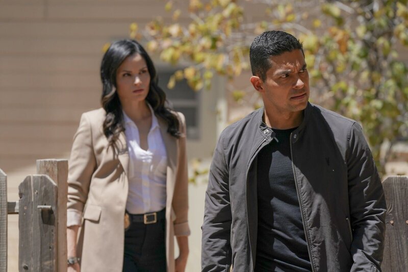 Jessica Knight (Katrina Law, l.) und Nick Torres (Wilmer Valderrama, r.) – Bild: CBS BROADCASTING INC. Jessica Knight (Katrina Law, l.) und Nick Torres (Wilmer Valderrama, r.) – Bild: CBS BROADCASTING INC.