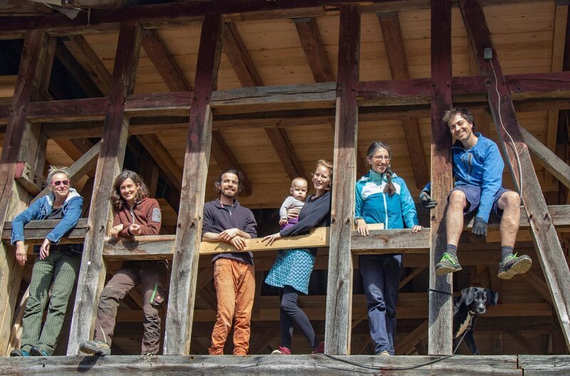 Die Eigentümer und späteren Bewohner des renovierungsbedürftigen Hofguts aus dem 18. Jahrhundert in Lenderscheid, einem Ortsteil von Frielendrof in Nordhessen. – Bild: HR /​ HR/​Pressestelle