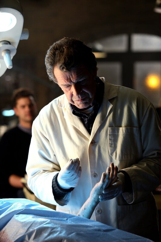 Olivia will Peter (Joshua Jackson, l.) unbedingt verraten, dass er aus einem anderen Universum stammt, doch Walter (John Noble, r.) ist davon gar nicht begeistert … – Bild: Turner /​ Warner Bros. Entertainment Inc.