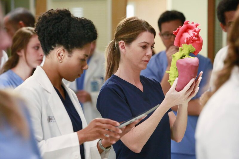 Von links nach rechts: Dr. Maggie Pierce (Kelly McCreary) und Dr. Meredith Grey (Ellen Pompeo). – Bild: American Broadcasting Companies, Inc.