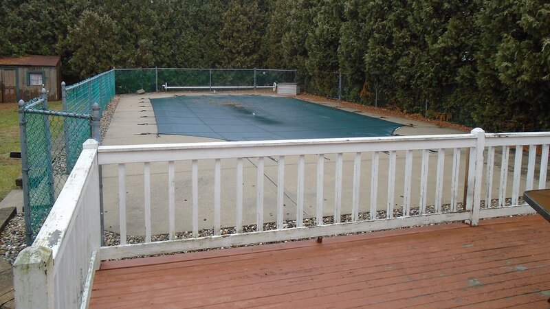 As seen on House Hunters, homebuyers, Tom and Aimee, have three teenage kids and all of them agree that they really want a swimming pool, so this home in South Hadley, Massachusetts gets a thumbs-up from all three of them. – Bild: 2017,HGTV/​Scripps Networks, LLC. All Rights Reserved