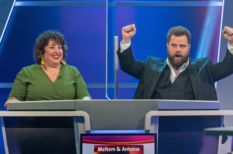 Bereit zum Mitraten? Beim SWR Wissensquiz „Meister des Alltags“ gehen heute Comedienne Meltem Kaptan und Schauspieler Antoine Monot Jr. als Rateteam an den Start. Den Gewinn spendet „Meister des Alltags“ einem guten Zweck. – Bild: SWR/​Christian Koch
