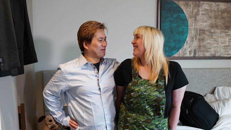 Shintaro (Sean) and Victoria in their hotel room. – Bild: Discovery, Inc.