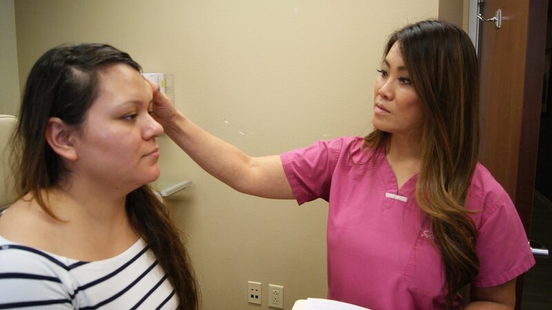 Dr. Lee checking Brenda’s forehead. – Bild: Discovery, Inc.