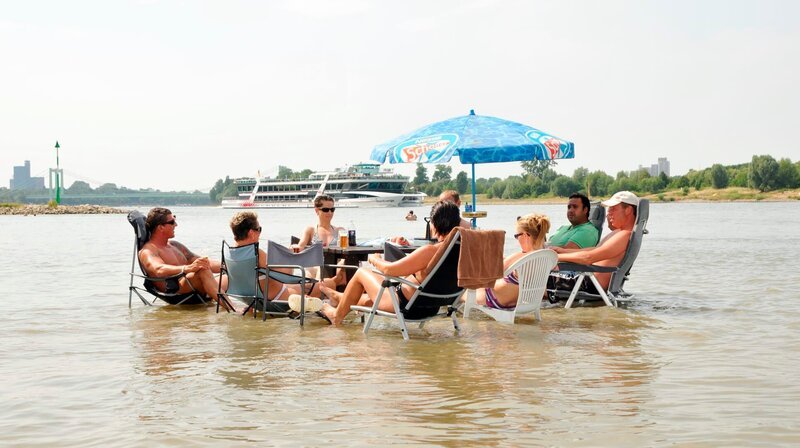 Eine Gruppe junger Menschen sucht im heißen Kölner Sommer Abkühlung im Rhein. – Bild: WDR/​Jan Knoff