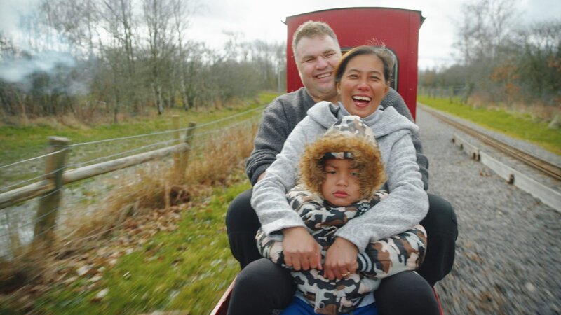 Shaun, Christine and their child, Christian on a train ride in the UK – Bild: Discovery, Inc.