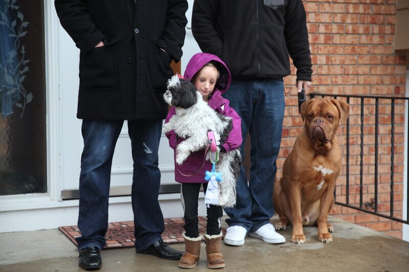 Hannah and brothers Matt and Mark Kritzeck walk the dogs together. – Bild: TLC