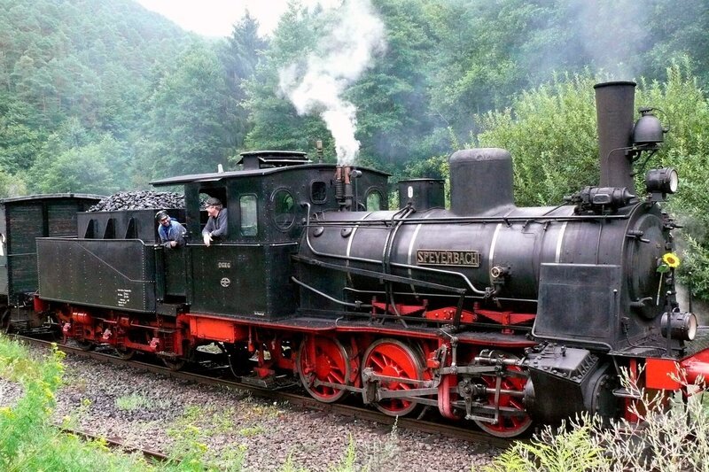 SWR Fernsehen EISENBAHN-ROMANTIK, „Mit dem Kuckucksbähnel ins Elmsteinertal“, am Mittwoch (01.07.15) um 14:15 Uhr. Kuckucksbähnel auf der Strecke. – Bild: SWR/​Wolfgang Drichelt