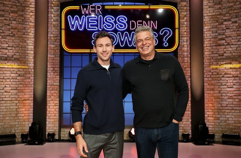 Treten als Kandidaten bei „Wer weiß denn sowas?“ an: Der Zehnkämpfer Niklas Kaul (l.) und der ehemalige Zehnkämpfer Jürgen Hingsen (r.). – Bild: ARD/​Morris Mac Matzen