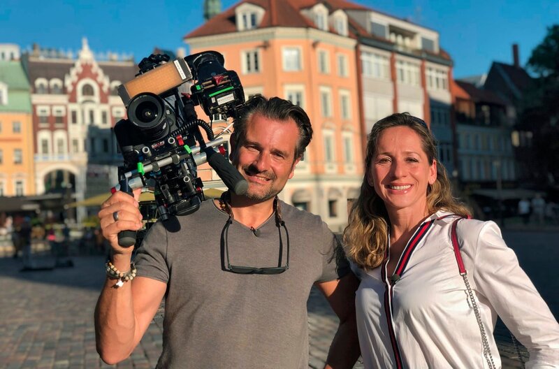 Tamina und Uwe (l) auf dem Domplatz in Riga. – Bild: WDR/​M.E. Works GmbH