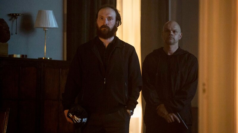 Zwei Mafiakiller (Namen unbekannt) warten auf Bäckström. – Bild: ARD Degeto/​Yellow Bird/​Jonath Mathew