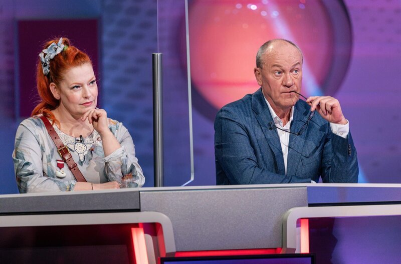 Moderatorin Enie van de Meiklokjes und Telefonschreck Bodo Bach sind ein eingespieltes Rateteam im SWR Wissensquiz „Meister des Alltags“. – Bild: SWR/​Christian Koch