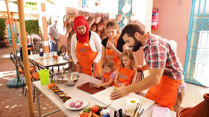 Die Weltenbummler Nick und Anna verliebten sich in Marrakesch und beschlossen, mit ihren beiden Töchtern dauerhaft dorthin zu ziehen. Nick ist auf der Suche nach einem luxuriösen und geräumigen Haus, während Anna das Budget verwaltet und ein Haus in der Nähe der Stadt bevorzugt. – Bild: HGTV