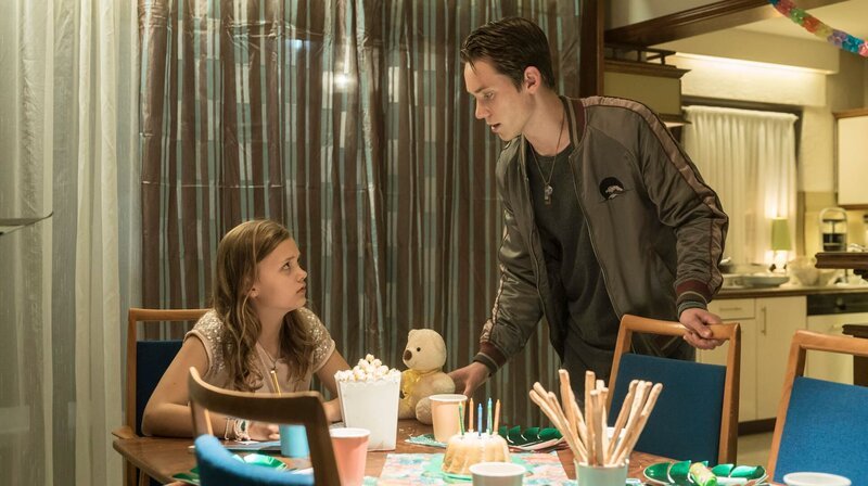 Trauriger Geburtstag für Lucie Grevel (Letizia, links), denn ihr Vater ist inhaftiert. Auch das Geschenk, das ihr Bruder Simon (Alvar Goetze, rechts) mitbringt, kann sie nicht aufmuntern. – Bild: WDR/​Thomas Kost