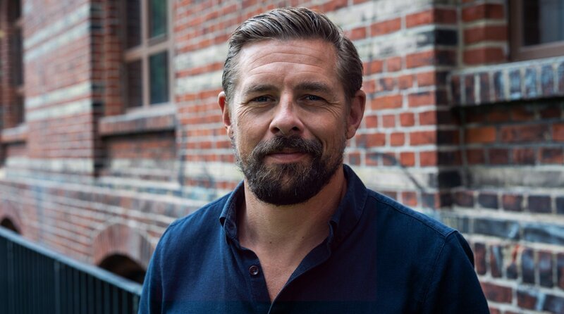 Am 1. Dezember 2023 hätte VIVA seinen 30. Geburtstag gefeiert. Doch 2018 war Schluss für den Musiksender, der seit 1993 wie kein anderer das Lebensgefühl einer ganzen Generation prägte und zum Sprungbrett für zahlreiche Stars wurde. ARD Kultur erzählt in drei Teilen – Aufstieg, Triumph und Fall – die Schlüsselmomente der Sendergeschichte. – In der Dokumentation äussert sich u.a. Klaas Heufer-Umlauf. – Bild: WDR/​ARD Kultur/​Tom Ballschmieter