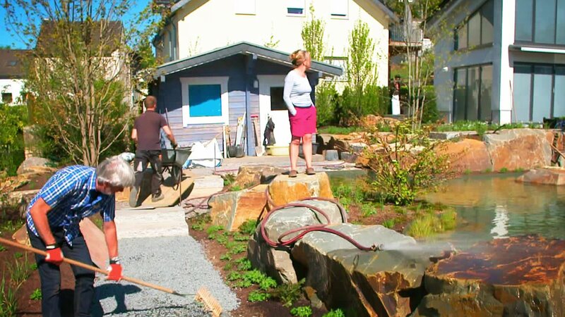Für Meistergärtner Peter Berg heißt es im Stolberger Garten: Pflanzzeit. Insgesamt müssen mehr als 2000 Stauden und Gräser in den Boden. Dazu kommen verschiedene Gehölze, die die Wasserlandschaft mit Blick auf die Burg Stolberg abrunden sollen. Ob das Gesamtbild den Bauherren am Ende zusagt? In Neuss sind die Arbeiten am neuen Traumgarten aus der Hand von André Eickhoff bereits in vollem Gange. Die leichte Hanglage des Grundstücks soll durch eine Terrassierung verschwinden. So entsteht eine große ebene Fläche zum Spielen für die Kinder. Mit der Bepflanzung wird aus der Baustelle ein richtiger Garten. Zeit für die Übergabe an die Bauherren! – Bild: HGTV