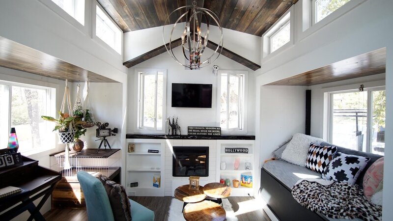 Mollie Bolin’s has a an open and spacious living area in her tiny home thanks to the walls that extend out, as seen on Tiny House, Big Living. – Bild: 2017, Scripps Networks, LLC. All Rights Reserved.