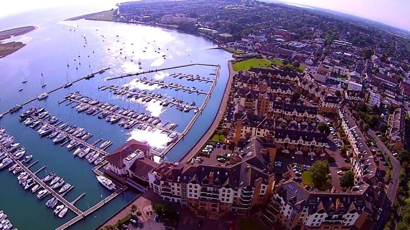 Liam und Gillian ziehen mit ihrem Hund nach Dublin, um dort ein neues Leben anzufangen. – Bild: Tanja Bachetzky /​ HGTV