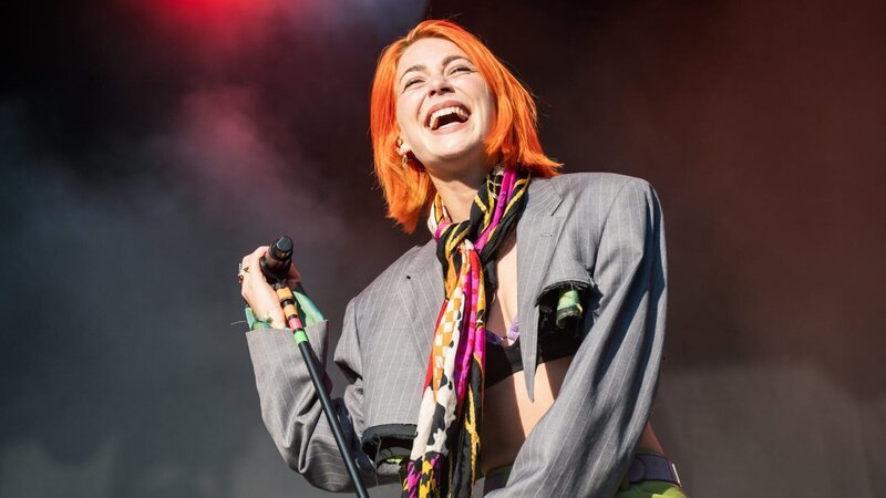 Alli Neumann auf der Bühne während des PULS Open Air Festivals auf Schloss Kaltenberg. – Bild: ZDF und BR, Kaethe deKoe