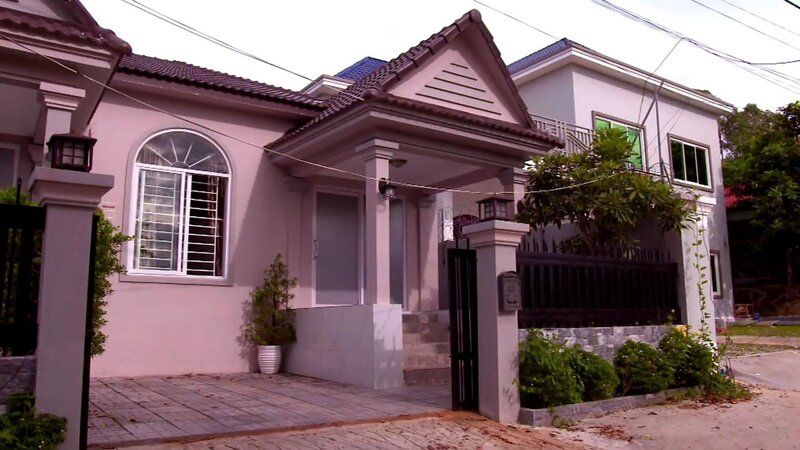 Eine australische Familie hat genug vom stressigen Leben in der 5 Millionen-Metropole Sydney und möchte endlich mehr Zeit zusammen verbringen. Der Standort für ihr neues, entspannteres Leben soll Sihanoukville in Kambodscha sein. Die schöne Hafenstadt am Golf von Thailand ist Kambodschas beliebtester Badeort mit erstklassigen Stränden. Doch die Australier müssen dort auch mit einem wesentlich geringeren Einkommen sowie einfachen Lebens- und Wohnbedingungen klarkommen. – Bild: Tanja Bachetzky /​ HGTV