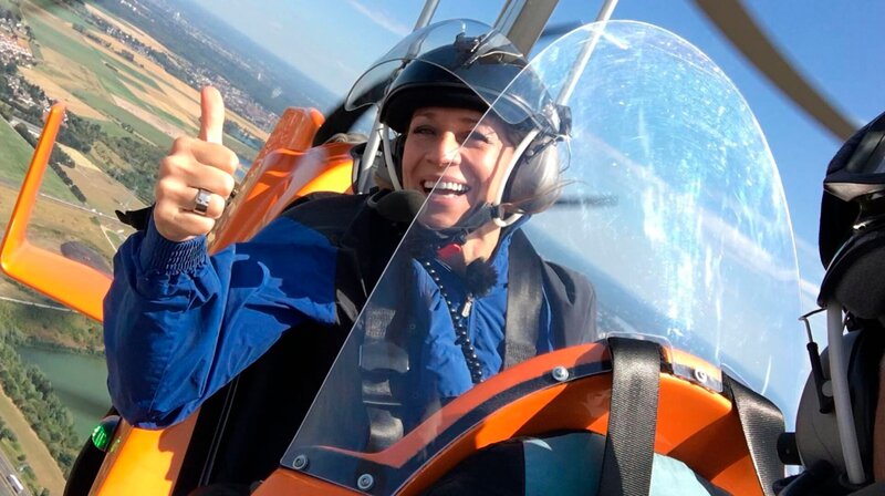 Moderatorin Tamina Kallert entdeckt die Region von oben. – Bild: WDR/​Tamina Kallert