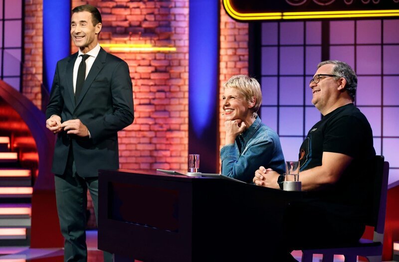Moderator Kai Pflaume (l.) mit Rateteam-Kapitän Elton (r.) und der Komikerin Cordula Stratmann (M.). – Bild: ARD/​Morris Mac Matzen