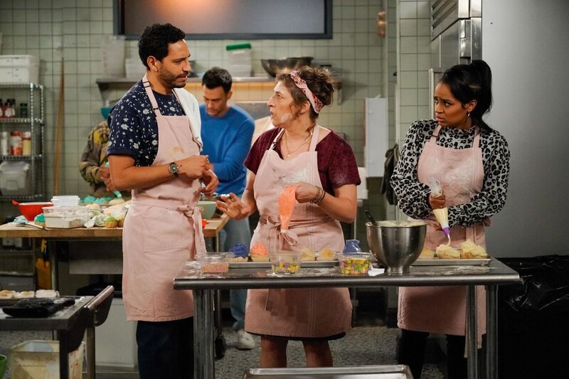 (v.l.n.r.) Oscar (Christopher Rivas); Kat (Mayim Bialik); Randi (Kyla Pratt) – Bild: ATV2