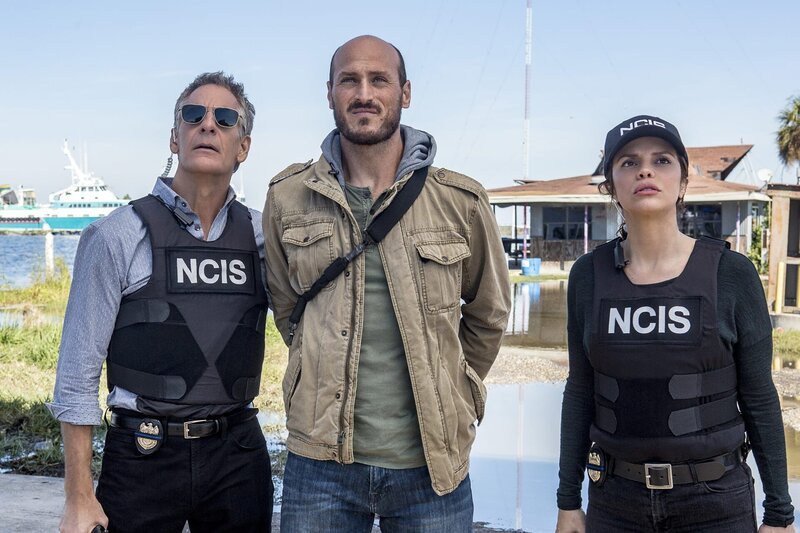 Nach einem bewaffneten Raubüberfall nehmen die Special Agents Dwayne Pride (Scott Bakula, l.) und Tammy Gregorio (Vanessa Ferlito) den Waffenschmuggler Willard Kurtz (Dylan Kenin, M.) fest, müssen ihn aber zuerst wieder laufen lassen … – Bild: CBS Broadcasting, Inc.