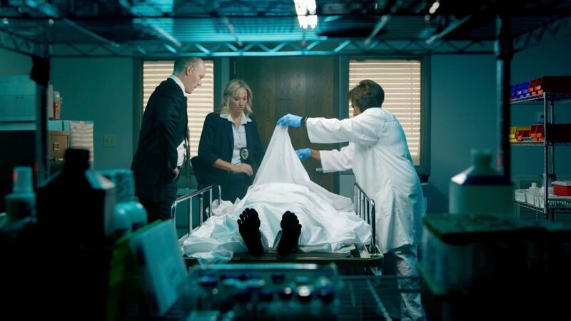 Recreation Photo – Det. Maroni, Det. Wheeler, and medical examiner examine body. – Bild: Discovery Communications, LLC