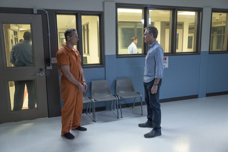 Special Agent Pride erfährt, dass der Kriminelle Douglas Hamilton schon bald einen Deal abschließen wird, um aus dem Gefängnis zu entkommen. Also arbeitet das NCIS-Team daran, den Clearwater-Fall ein für alle Mal zu lösen. – Bild: CBS Broadcasting, Inc.