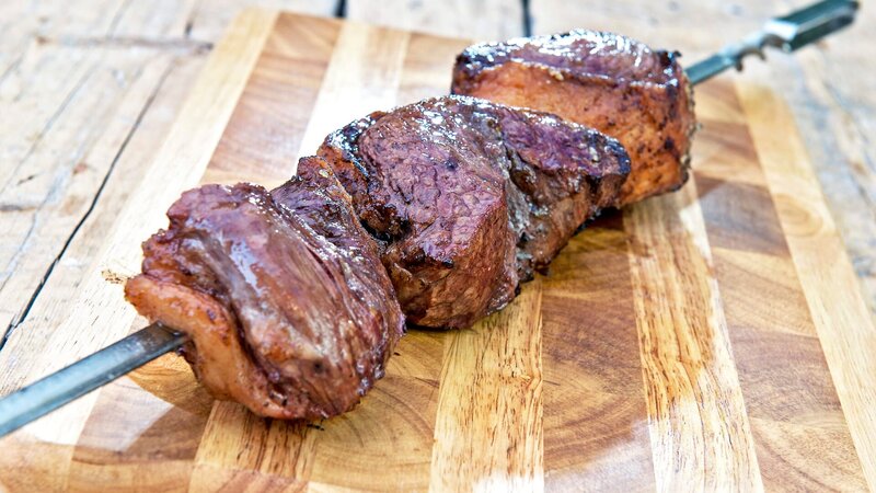 Cooked Meat Picanha skewer ready to eat leaning on chopping board – Bild: antoniotruzzi /​ Getty Images/​iStockphoto /​ iStockphoto /​ Antonio Truzzi