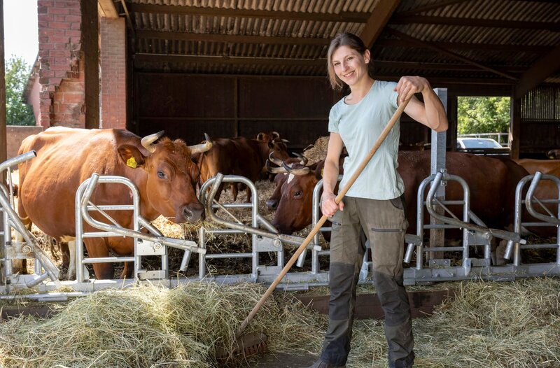 In der Voreifel in Düren liegt der Biohof der Familie Bochröder. Auf gut 200 Hektar Fläche werden unterschiedliche Getreide-, Gemüse- und Obstarten angebaut. – Bild: WDR/​Melanie Grande