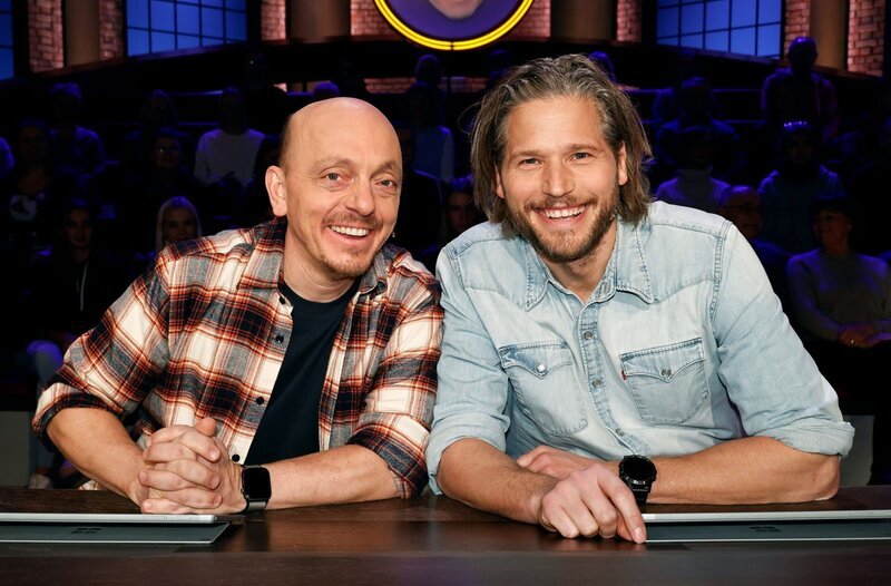 Rateteam-Kapitän Bernhard Hoëcker (l.) und der Schauspieler Sebastian Ströbel (r.) bilden ein Rateteam. – Bild: ARD/​Morris Mac Matzen