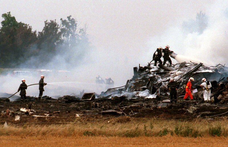 Feuerwehrleute löschten die letzten Flammen der Air France Concorde, die kurz nach dem Start am Dienstag, Juli, außerhalb von Paris abstürzte – Bild: Ami Vitale /​ Alamy Stock Photo