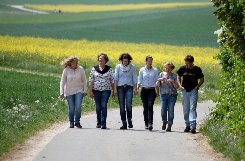 SWR Fernsehen LECKER AUFS LAND, FOLGE 1, „Zu Katja Bihlmaier auf die Ostalb“, am Mittwoch um 20:15 Uhr. v.li.: Andrea Engel, Ina Lichtenthäler, Nadja Adams, Jessica Schönfeld, Andrea Koch und Rainer Bihlmaier auf dem Weg zum Dinkelfeld um Sauerampfer zu jäten. – Bild: SWR/​megaherz/​Anne Deiß