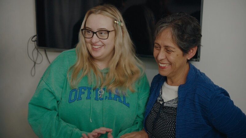 L-R: Kadie Fallowfield standing next to Zenaida Alvaro-Mendez (Alejandro Lopez-Alvarado’s mum) in Mexico. – Bild: Warner Bros. Discovery, Inc. or its subsidiaries and affiliates