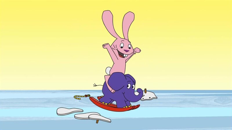 Hase und Elefant haben ein Schaukelpferd umgebaut. – Bild: WDR/​Trickstudio Lutterbeck
