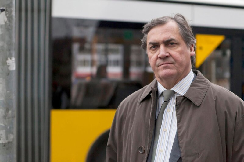 Ein Mineralwasserbrunnen ist vergiftet worden – Kommissar Bleyle (Michel Kleiber) will nicht, dass Huck sich in seine Ermittlungen einmischt. – Bild: ARD/​SWR/​Nils Weymann