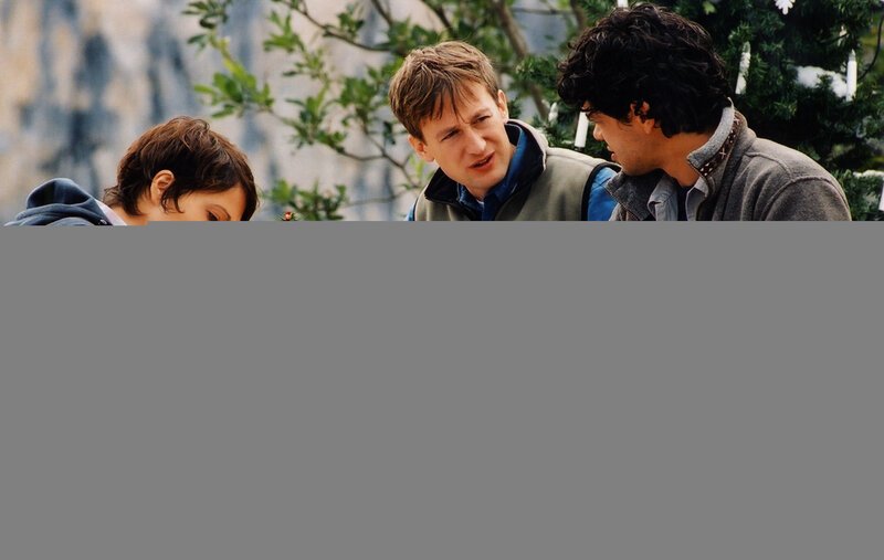 Seit Jahren sammeln in den Bayerischen Bergen die Meteorologen Pat (Jana Pallaske, l.), Dr. Mike Predenberg (Jan-Henrik Stahlberg, M.) und Andreas (Carlo Ljubek, r.) Wetterdaten. Da stößt ein erfolgloser Versicherungsvertreter auf das Trio … – Bild: Barbara Bauriedl