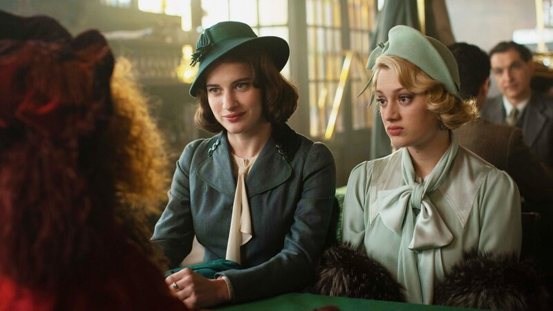 v.li.: Pauline Mauléon (Rebecca Marder), Madeleine Verdier (Nadia Tereszkiewicz) – Bild: MANDARIN ET COMPAGNIE – FOZ – GAUMONT – SCOPE PICTURES – FRANCE 2 CINEMA – PLAYTIME PRODUCTION