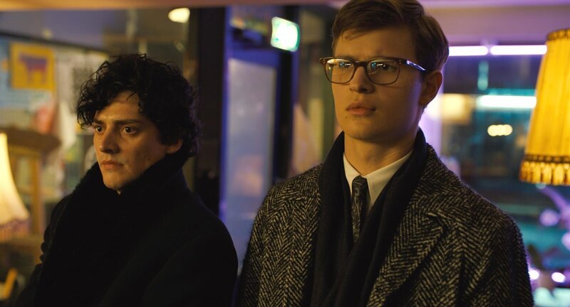 L-R: Boris (Aneurin Barnard) und Theo Decker (Ansel Elgort) – Bild: PLURIMEDIA (Warner Bros. France /​ Warner Bros. /​ RatPac Entertainment)