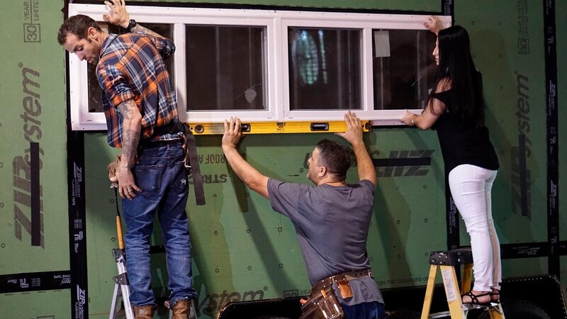 Christina Schuster wants to get her hands dirty as she helps her builders Clint and Sean install the windows in her tiny home, as seen on Tiny House, Big Living. – Bild: 2017, Scripps Networks, LLC. All Rights Reserved.
